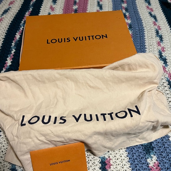 Louis Vuitton - Picture 4 of 4